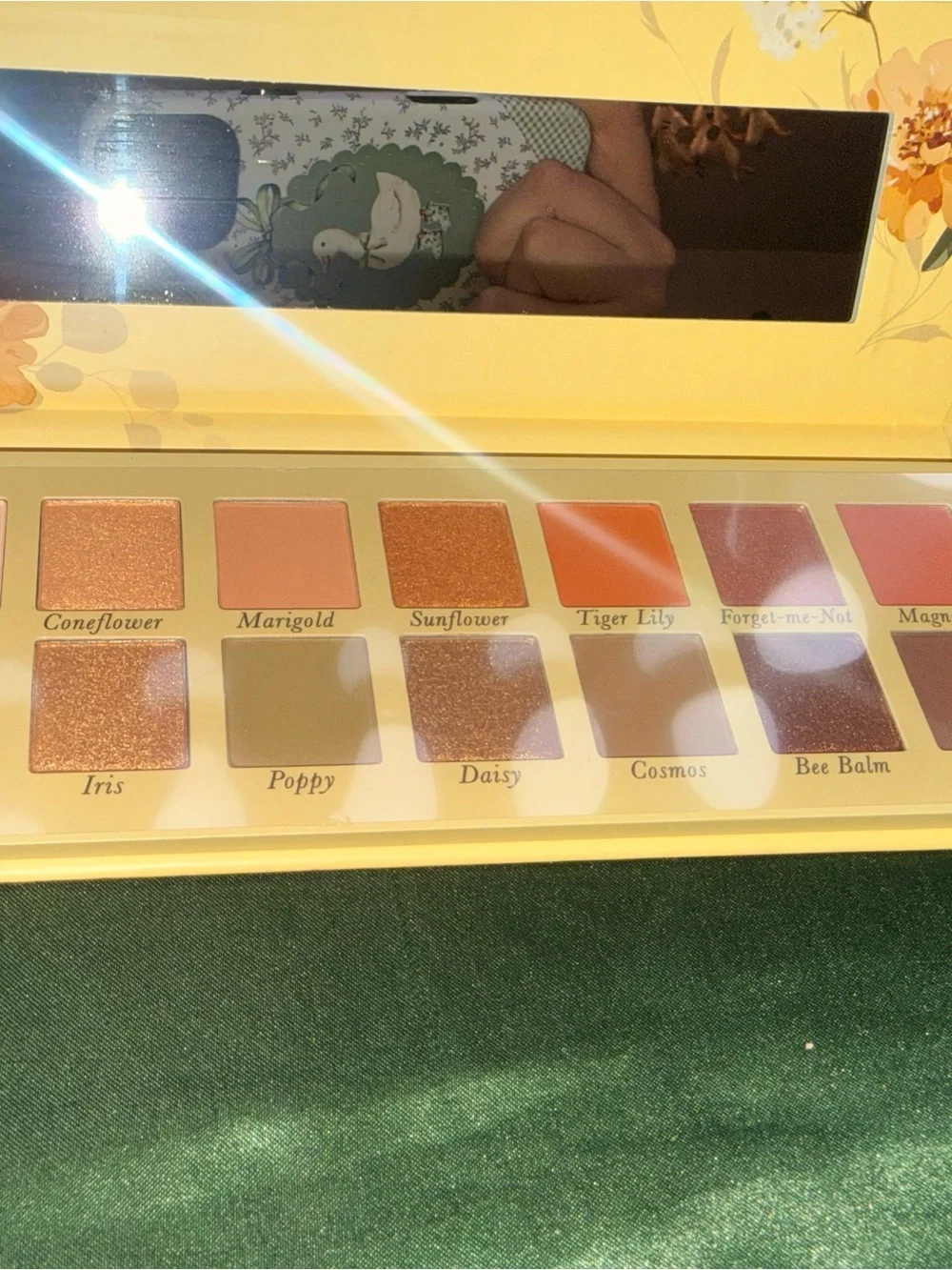 Laura Geller Wildflower Wishes 14-Color Eyeshadow Palette — Yellow Floral